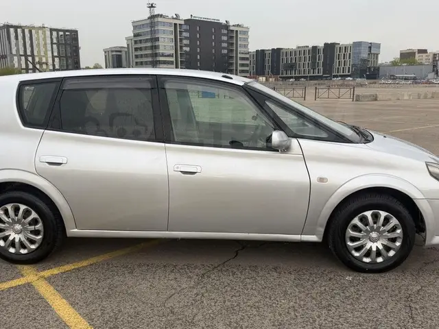 Toyota Opa 2001