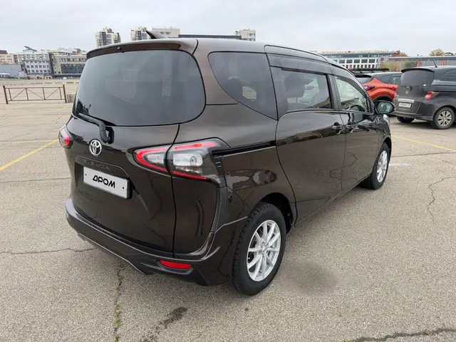 Toyota Sienta 2016