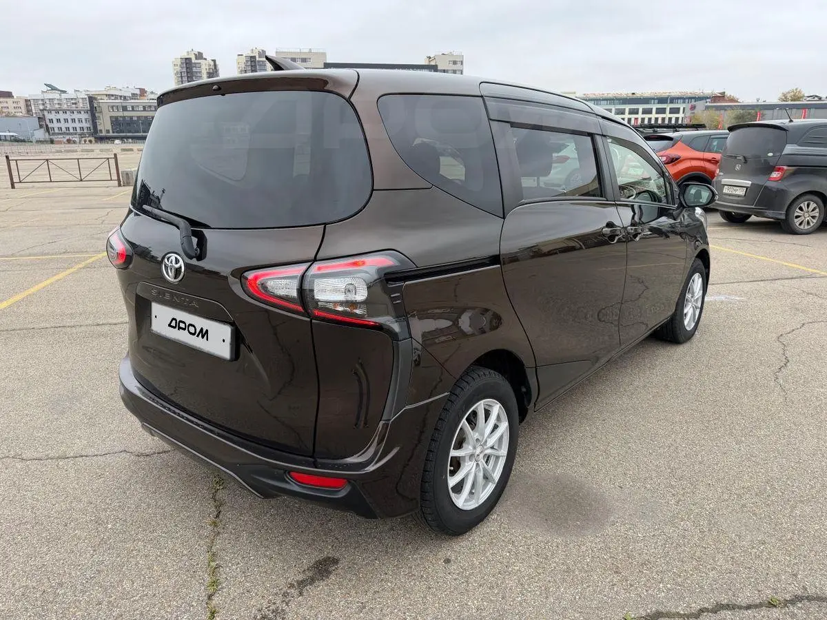 Toyota Sienta 2016