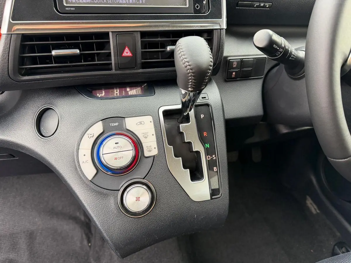 Toyota Sienta 2016