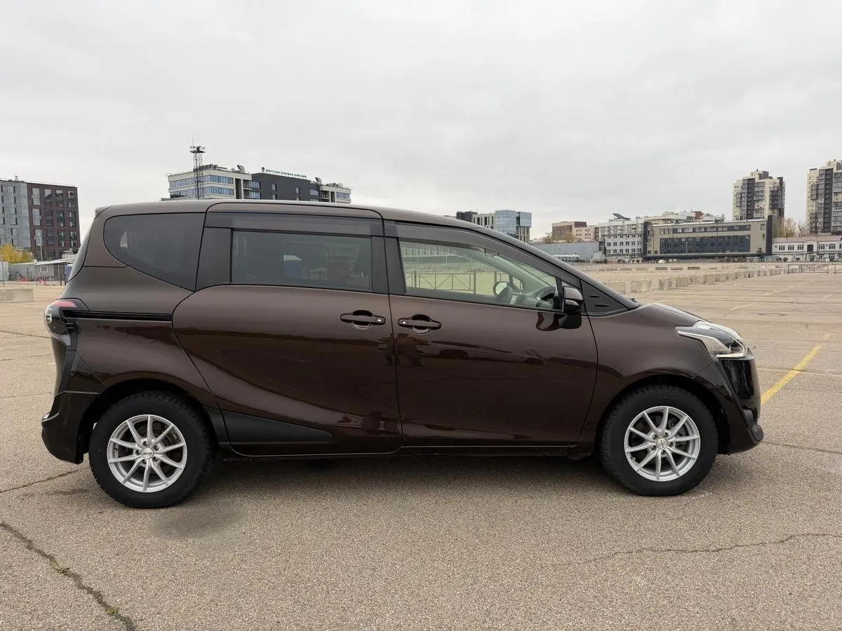 Toyota Sienta 2016